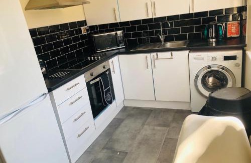 Whalebone Apartment | 2 Bedroom, Near Station, Fast WI-FI, Free Parking!