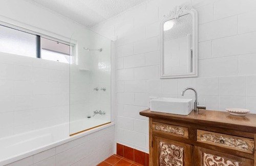 North Ward Apartment | 2-Bedroom Oasis by Queens Gardens