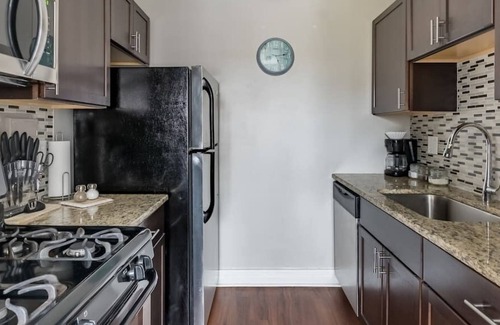 Country Club Plaza Area Apartment | 2 Bedroom Penthouse One Blk to KC Plaza Pool/Gym