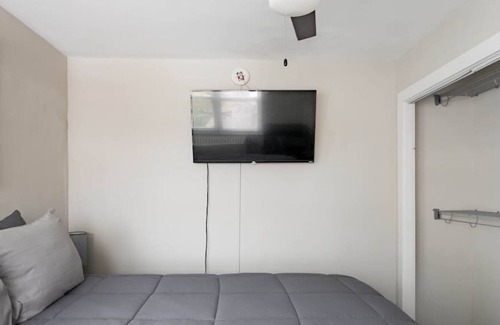 Country Club Plaza Area Apartment | 2 Bedroom Penthouse One Blk to KC Plaza Pool/Gym