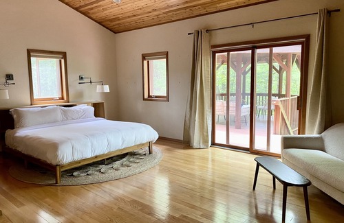 Crumpler Cabin | 2 bedroom pet friendly cabin near hiking and the new river