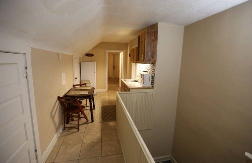 Clifton Apartment | 2 Bedroom Petite Apartment perfect for 5, in a cool Historic Clifton House