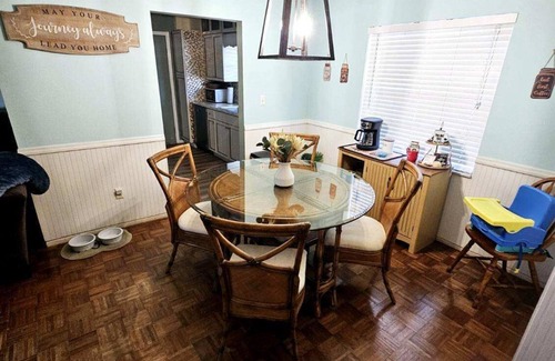 Spring Hill House | 2-bedroom pool house with WiFi, AC in Spring Hill. Minutes from Weeki Wachee