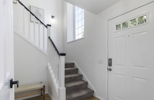 Mukilteo House | 2 bedroom spacious modern townhouse, 75" TV, 5min from Beach