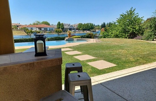Roseville Apartment | 2 Bedroom Suite on Lake with Boat and Golf Course. Has separate Entry access