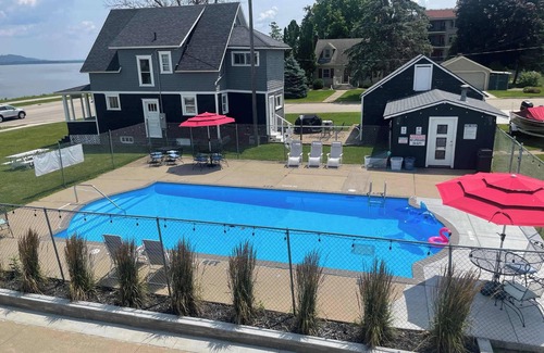 Lake City Apartment | 2 Bedroom Suite with kitchenette (main level)
