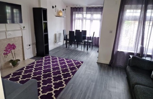 Barnet House | 2 Bedroom Town House Barnet (WIFI + Netflix Included)