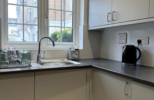 Barnet House | 2 Bedroom Town House Barnet (WIFI + Netflix Included)