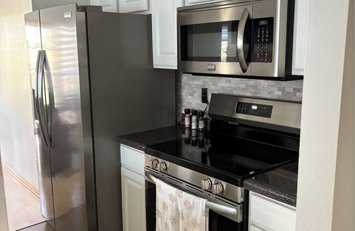 Weber House | 2-bedroom townhome in prime location in Iowa City with AC, WiFi