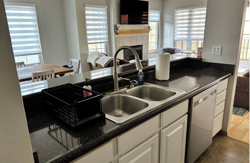 Weber House | 2-bedroom townhome in prime location in Iowa City with AC, WiFi