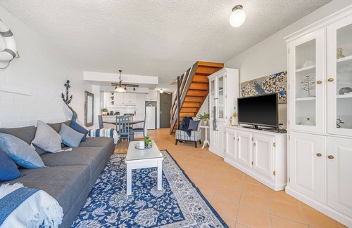 Flynns Beach Apartment | 2 Bedroom unit, Amazing Views, Across from the beach