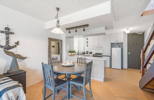 Flynns Beach Apartment | 2 Bedroom unit, Amazing Views, Across from the beach