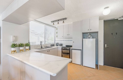 Flynns Beach Apartment | 2 Bedroom unit, Amazing Views, Across from the beach