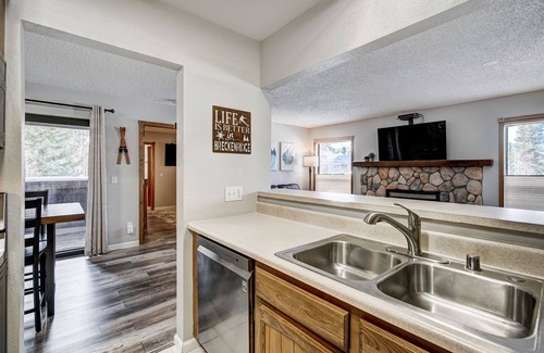 Warrior's Mark Condo | 2 Bedroom updated Base 9 condo, walk to town and peak 9!