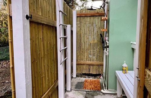 Culebra Pueblo House | 2 Bedroom Upstairs Suite in Culebra, PR | Casa Hibiscus