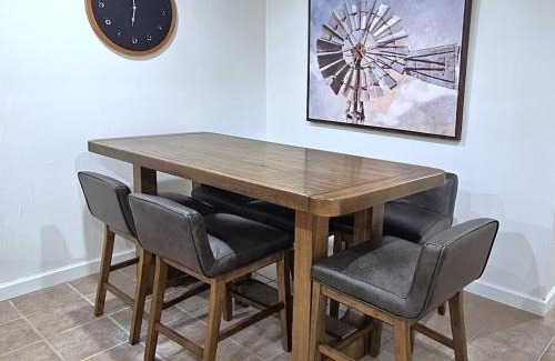 Page House | 2 Bedroom, Washer-Dryer, Sleeps 6, lower