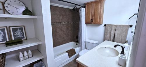 Page House | 2 Bedroom, Washer-Dryer, Sleeps 6, lower