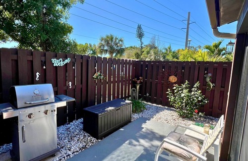 Sandalwood Estates House | 2-bedroom welcoming townhome in Fort Myers with community pool and hot tub.