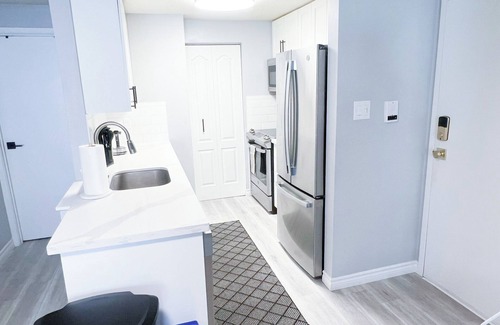 Waterloo Apartment | 2-bedroom with 1 Parking, WIFI, SmartTV, Netflix, Laundry and Kitchen. Sleeps 6.