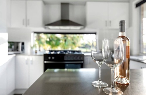 Helensvale Apartment | 2 Bedroom With A/C Near MovieWorld & Wet’n’Wild