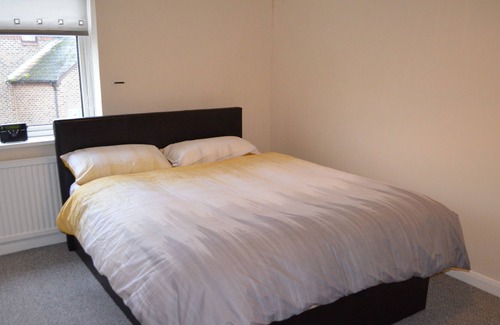 Dover House | 2 bedrooms close to shops, port and train station.