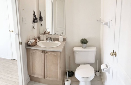 Village at York University House | 2 bedrooms (Jack&Jill) at YorkU + parking. Near subway.