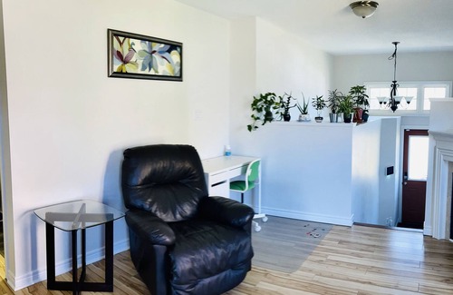 Barrie House | 2 beds 2 baths bungalow near school, grocery and highway 400