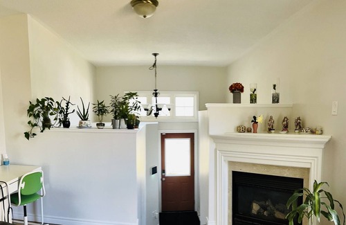 Barrie House | 2 beds 2 baths bungalow near school, grocery and highway 400