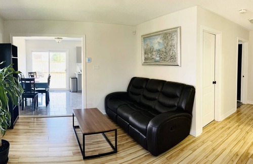 Barrie House | 2 beds 2 baths bungalow near school, grocery and highway 400