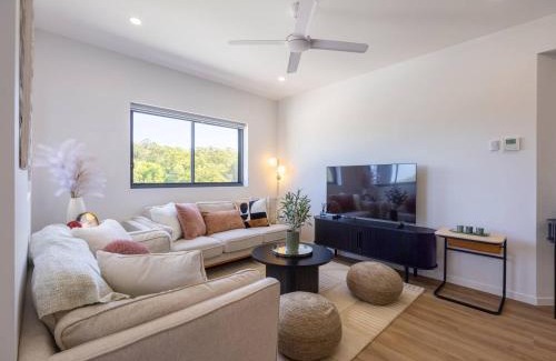 Mount Gravatt House | 2 Beds Apt Walk to Shops and Trails 12 Mins to CBD