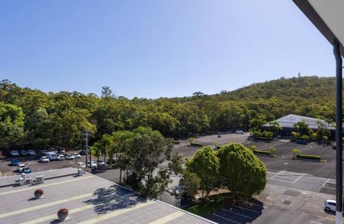 Mount Gravatt House | 2 Beds Apt Walk to Shops and Trails 12 Mins to CBD