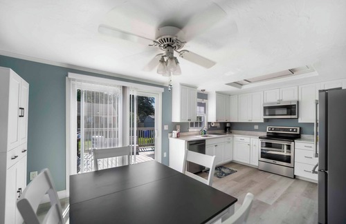West Yarmouth Cottage | 2 Beds Walk to Baxter Beach
