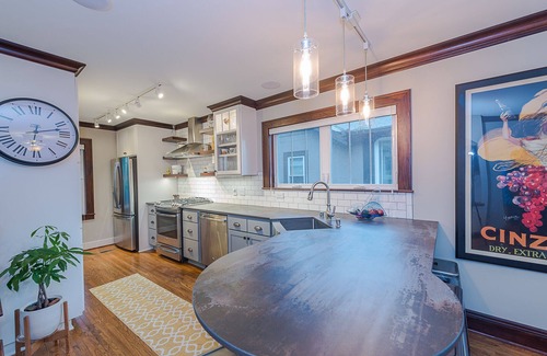 Hiawatha House | 2 beers on tap, like new renovated home between Target Center & airport