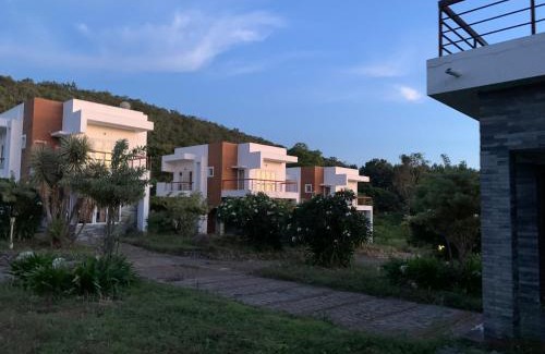 Yelagiri Resort | 2 BHK Private Villa - Air Conditioned - Free Wifi - Swimming Pool - No Alcohol Zone - Easy Stays Yelagiri