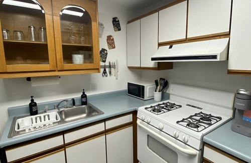 Manchester Center Apartment | 2 block walk to Manchester shops! Short drive to slopes! Pet friendly.