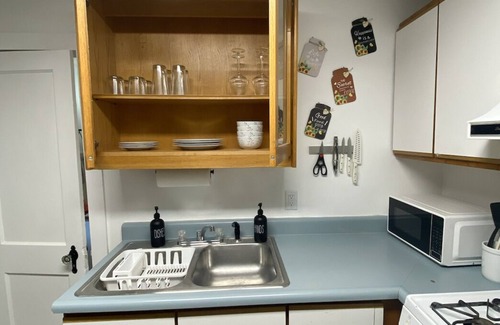 Manchester Center Apartment | 2 block walk to Manchester shops! Short drive to slopes! Pet friendly.