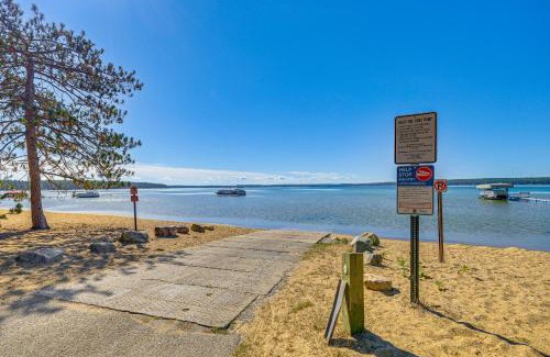 Higgins Lake House | 2 Blocks to Boat Ramp Higgins Lake House with Grill