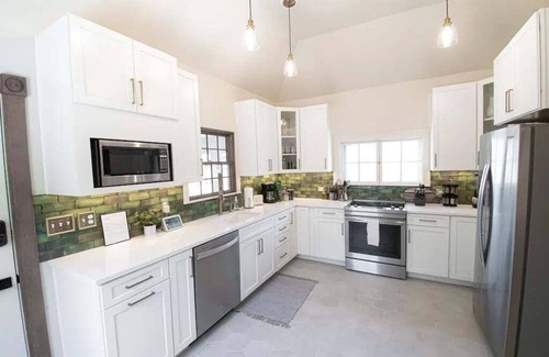 Littleton House | 2 blocks to Main St Littleton 🌻 Garden 🐾 Fenced Yard 🌲 Zero Cleaning Fee!