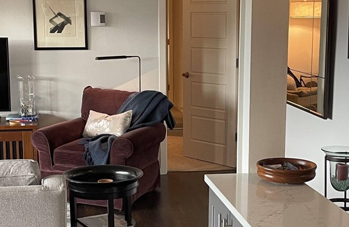 Mercer Island Condo | 2 blocks to shopping, lake Washington, mass transit
