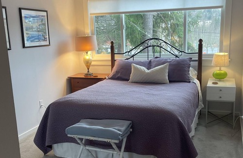 Mercer Island Condo | 2 blocks to shopping, lake Washington, mass transit