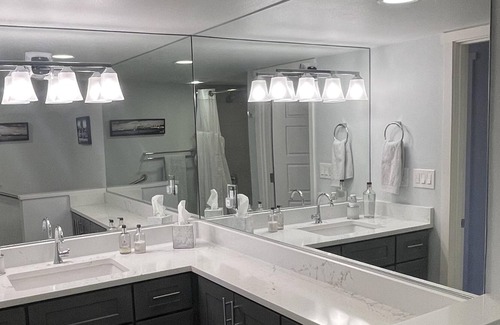Mercer Island Condo | 2 blocks to shopping, lake Washington, mass transit