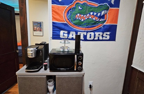 Gainesville Cottage | 2 Blocks to UF Campus in Midtown & 10min Walk to Ben Griffin Stadium, Free Wi-Fi