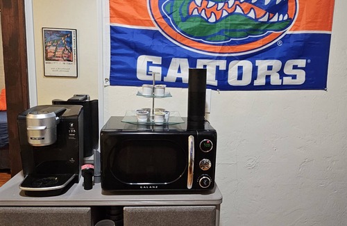 Gainesville Cottage | 2 Blocks to UF Campus in Midtown & 10min Walk to Ben Griffin Stadium, Free Wi-Fi