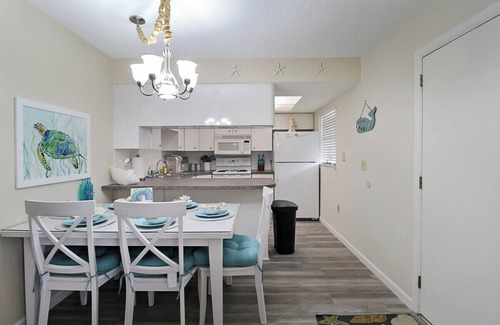 Venice Condo | 2 BR/2 BA second story condo close to beaches - The Sand Dune