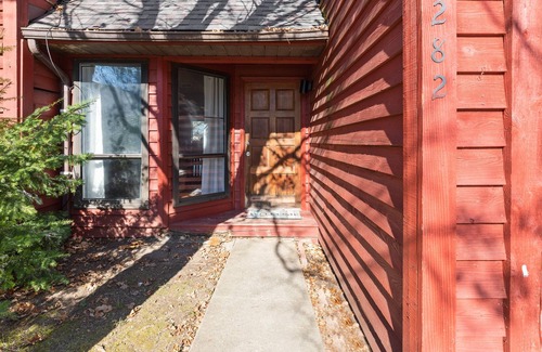 Morgantown House | 2 BR/2 bath King-suite townhouse right next to WVU Stadium & Hospital