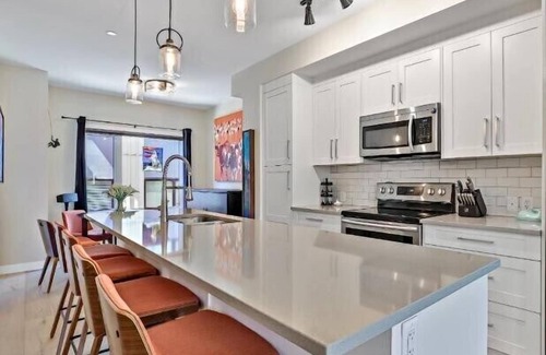 Canmore Condo | 2 BR/2Bth Townhome, AC, Private Garage - Central