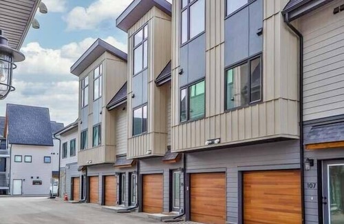 Canmore Condo | 2 BR/2Bth Townhome, AC, Private Garage - Central
