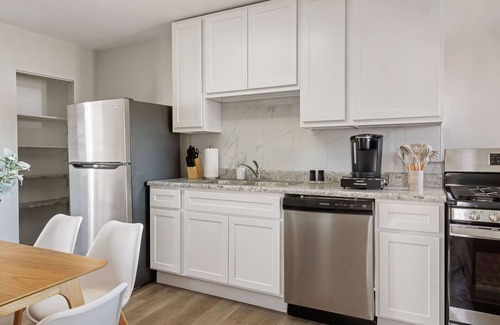 University City Apartment | ★2 BR Apt ★ Mid Term Stay ★ The Loop - WashU - BJC 🏥