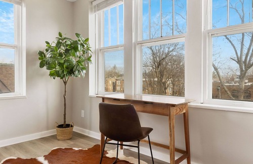 University City Apartment | ★2 BR Apt ★ Mid Term Stay ★ The Loop - WashU - BJC 🏥