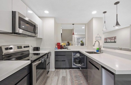 Reston House | 2 BR Bright Chic DC20min, IAD 10 min, Metro
